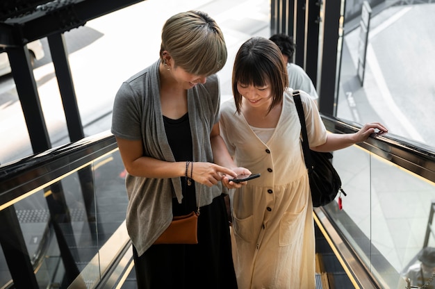 Mujeres asiáticas mirando algo en el teléfono