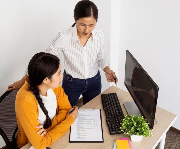 Mujeres asiáticas que trabajan en un proyecto innovador en el trabajo