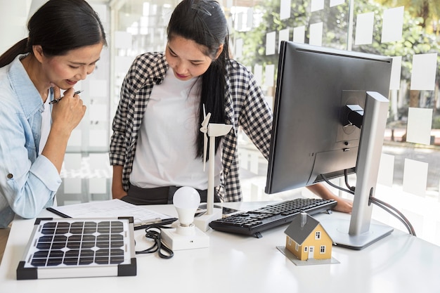 Mujeres asiáticas trabajando duro juntas en una computadora