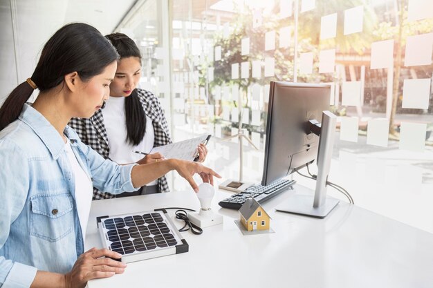 Mujeres asiáticas trabajando duro juntas en interiores