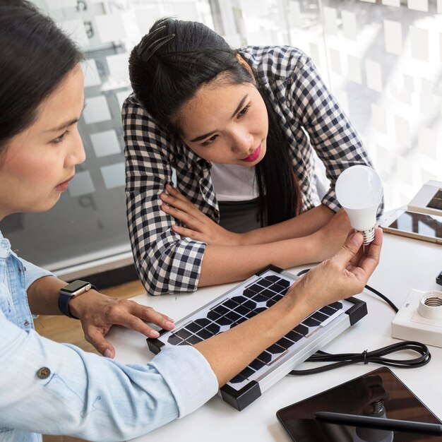 Mujeres asiáticas trabajando duro juntas en la oficina