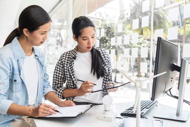 Mujeres asiáticas trabajando juntas por una innovación