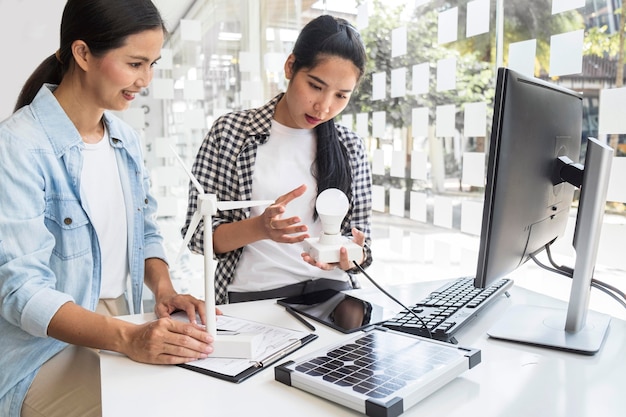 Mujeres asiáticas trabajando juntas en un proyecto eléctrico