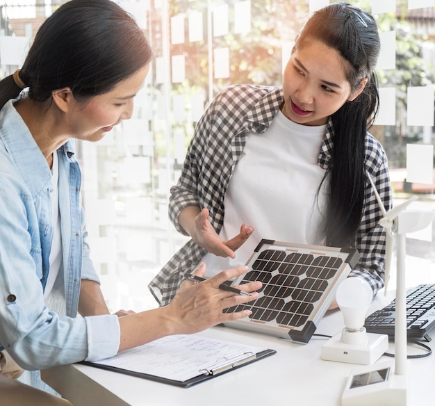 Mujeres asiáticas trabajando juntas