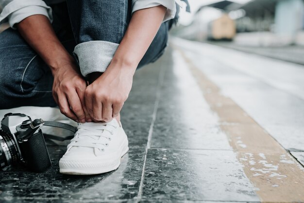 Mujeres atadas a los cordones de los zapatos, pasarelas en el tren, vacaciones, ideas de viaje.