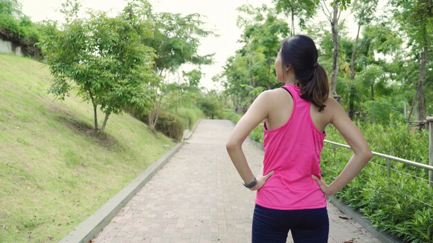 Mujeres atléticas asiáticas jóvenes hermosas saludables en ropa deportiva calentamiento de piernas