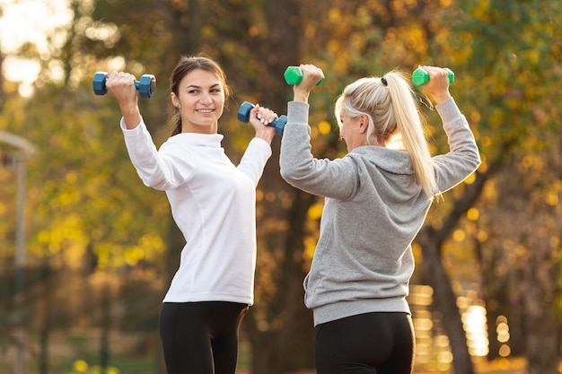 Foto gratuita mujeres atléticas haciendo ejercicios de fitness