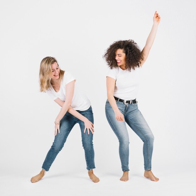 Mujeres atractivas bailando juntas