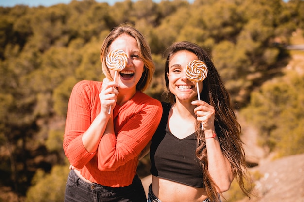 Mujeres atractivas con piruletas