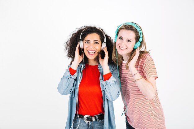 Mujeres en auriculares mirando a la cámara