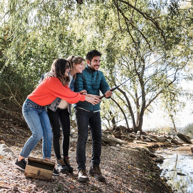 Mujeres ayudando al hombre con la pesca.