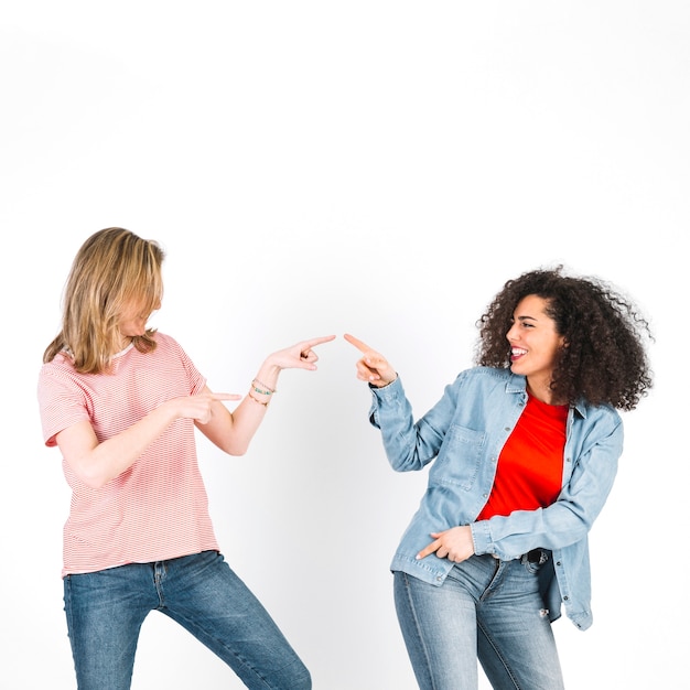 Foto gratuita mujeres bailando y apuntando el uno al otro