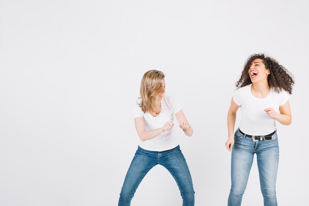 Foto gratuita mujeres bailando baile divertido