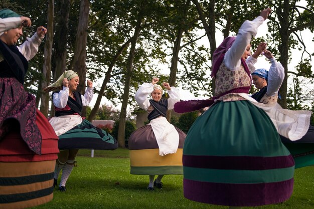 Mujeres bailando folk vista lateral