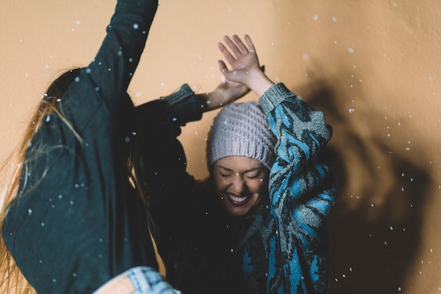 Foto gratuita mujeres bailando bajo la nieve