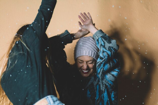 Mujeres bailando bajo la nieve