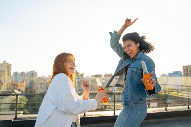 Mujeres bailando de tiro medio