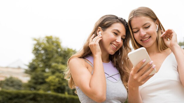 Mujeres de baja visión mirando el teléfono móvil