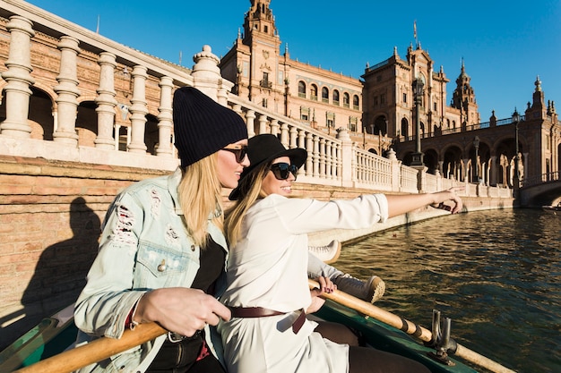 Foto gratuita mujeres en barco mirando la distancia
