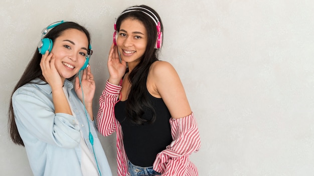 Foto gratuita mujeres bastante jovenes en auriculares