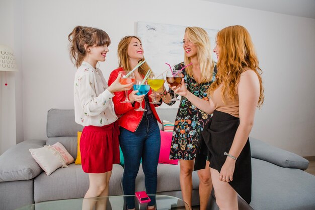 Mujeres bebiendo cócteles en casa