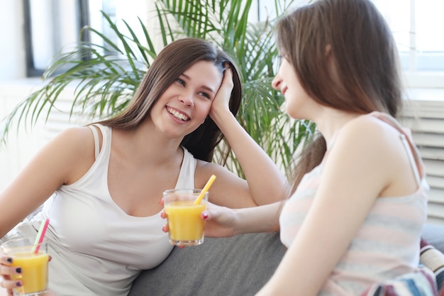 Mujeres bebiendo cócteles y hablando