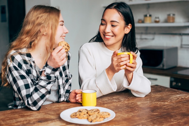 Mujeres bebiendo té con galletas