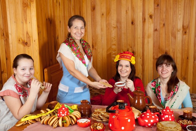 Mujeres bebiendo té