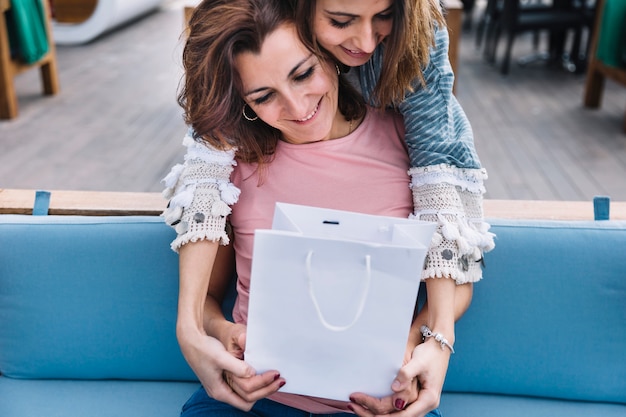 Foto gratuita mujeres con bolsa de papel