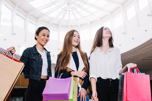 Mujeres con bolsas en el centro comercial