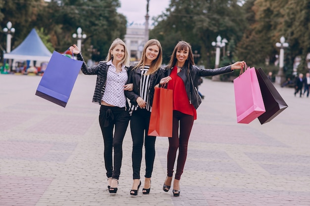 Foto gratuita mujeres con bolsas de la compra