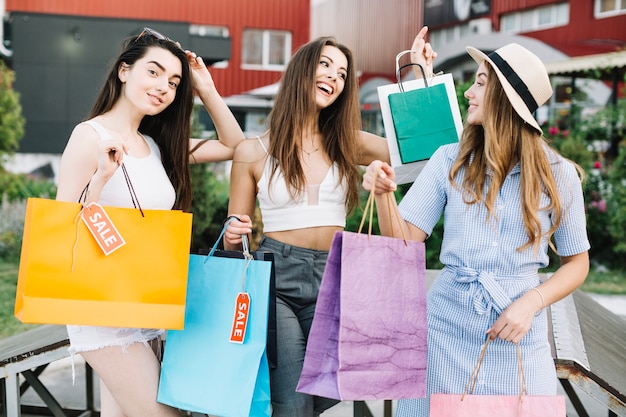 Mujeres bonitas con bolsas de compras