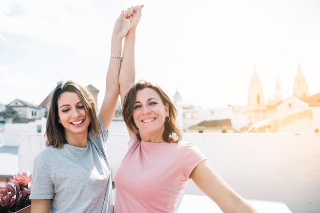 Foto gratuita mujeres bonitas en la calle mirando a la cámara