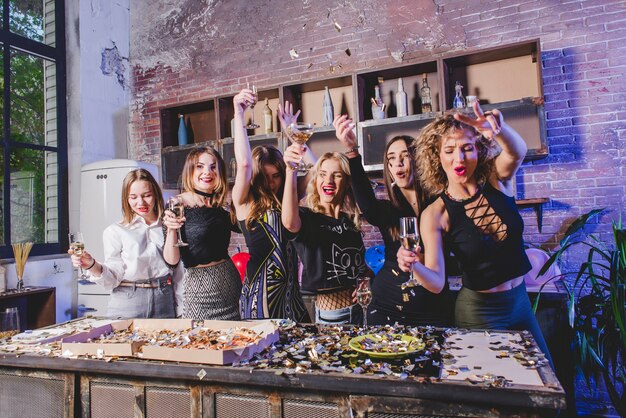 Mujeres bonitas celebrando y teniendo partido