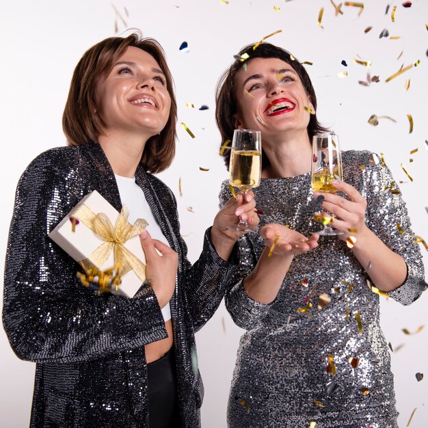 Mujeres bonitas celebrando la víspera de año nuevo en casa