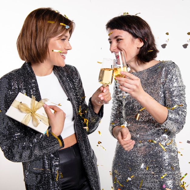 Foto gratuita mujeres bonitas celebrando la víspera de año nuevo en casa