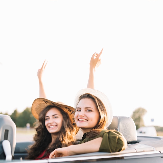 Mujeres bonitas en coche