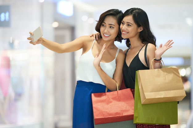 Mujeres bonitas posando para selfie