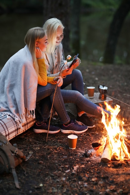 Foto gratuita mujeres en el bosque