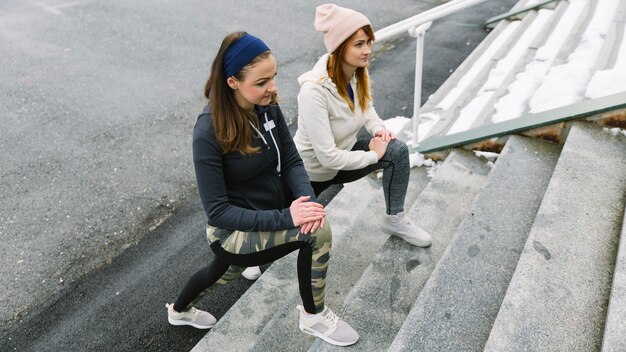 De mujeres de bove que se abalanzan sobre los escalones