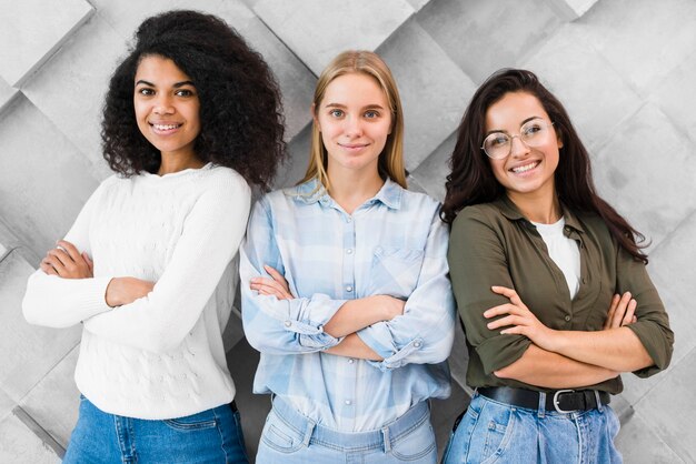 Mujeres con brazos cruzados.