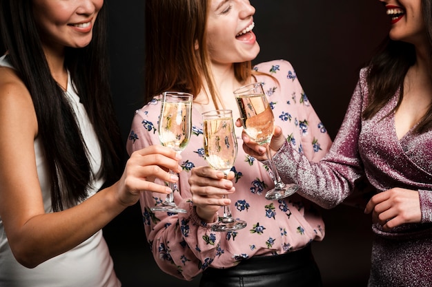 Foto gratuita mujeres brindando en celebración del año nuevo