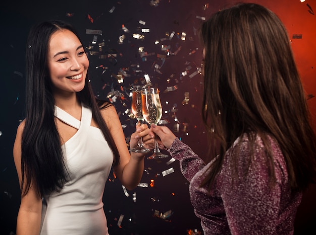 Foto gratuita mujeres brindando en una fiesta para la víspera de año nuevo