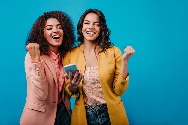 Mujeres de buen humor divirtiéndose juntas