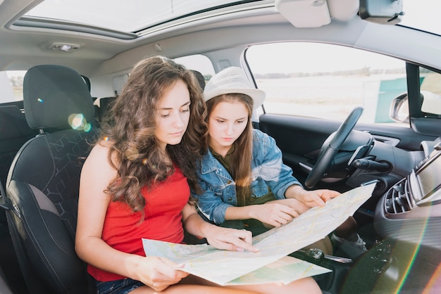 Mujeres buscando camino con hoja de ruta