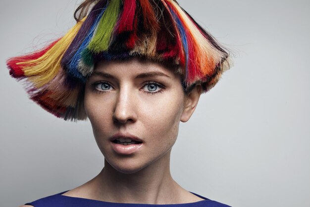 Mujeres con cabello teñido creativo.