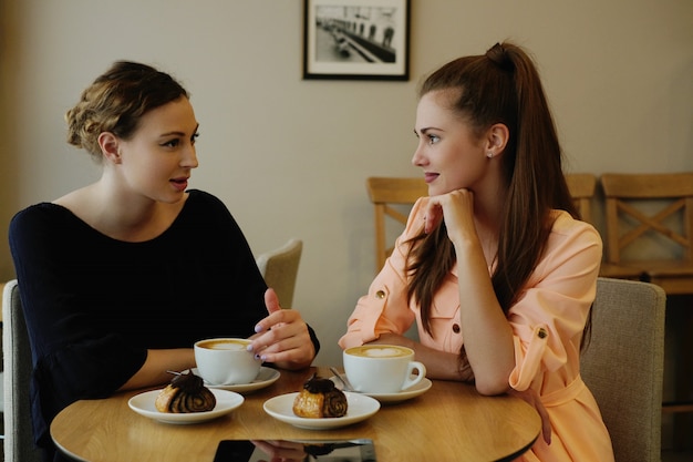 Mujeres en cafe