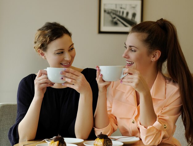 Mujeres en cafe