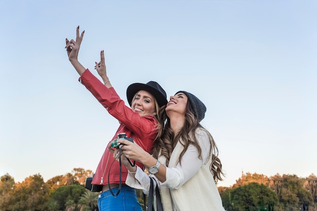 Mujeres con cámara divirtiéndose en la naturaleza