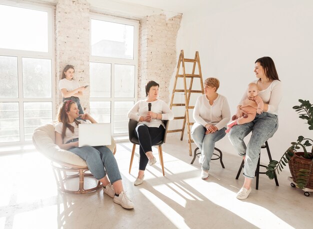 Mujeres en camisas blancas mirando a la niña